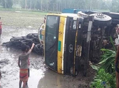 Bangladesh road mishap kills four labourers 